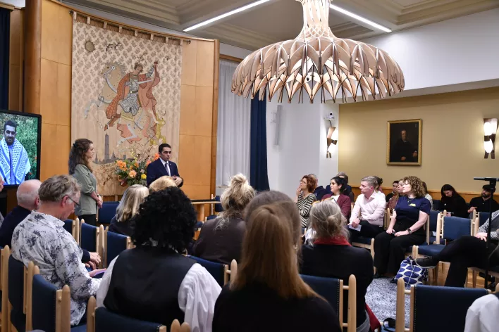 Shelter City gast Badee draagt zijn gedicht voor